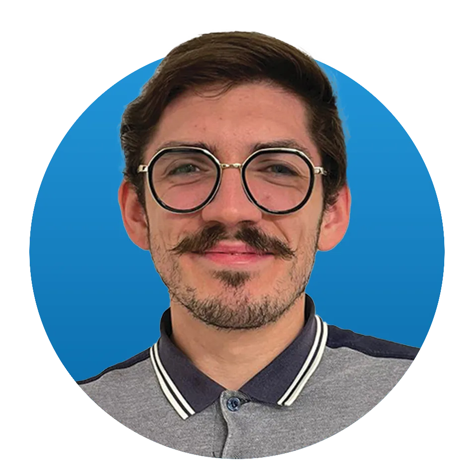 Homme avec lunettes et moustache souriant