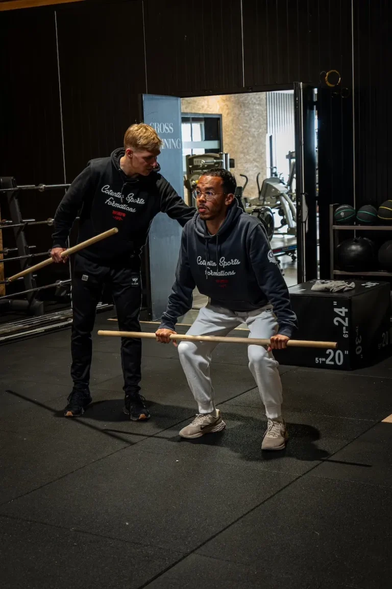 Entraînement de fitness avec coach et élève.