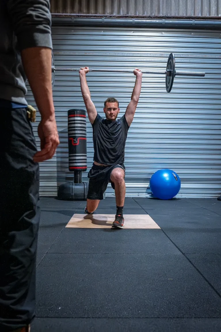 Homme soulevant des poids dans une salle de sport.