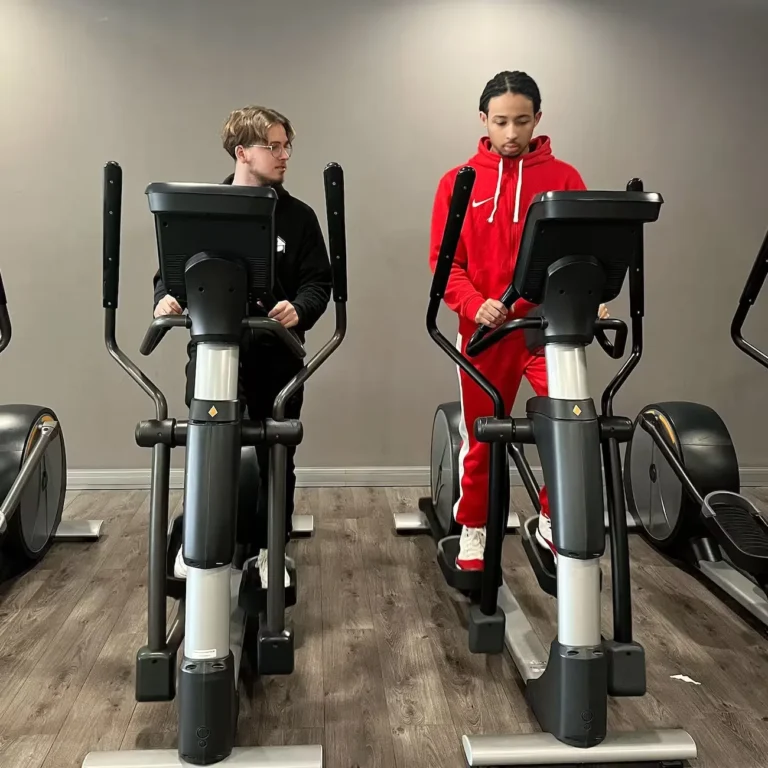 Deux hommes sur des vélos elliptiques.