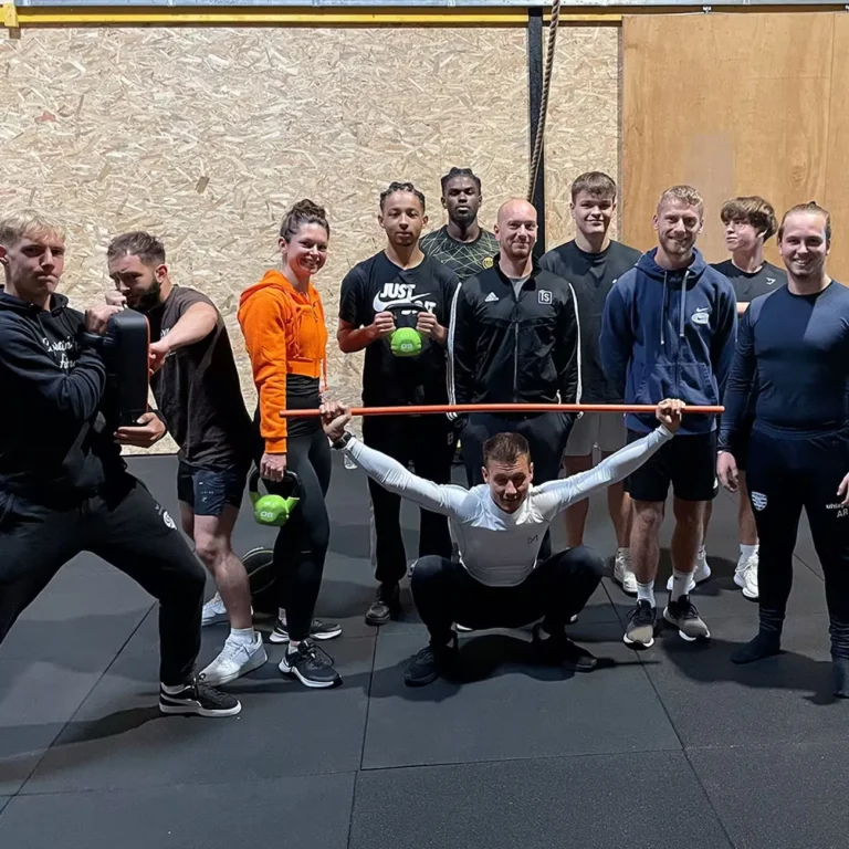 Groupe d'entraînement sportif en salle de sport.