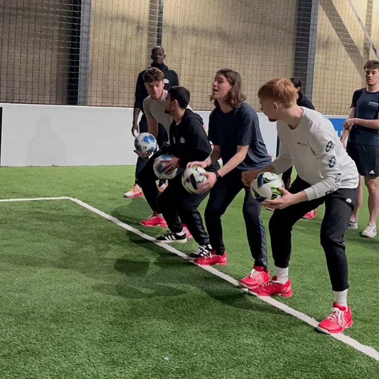 Groupe de jeunes avec des ballons de football.