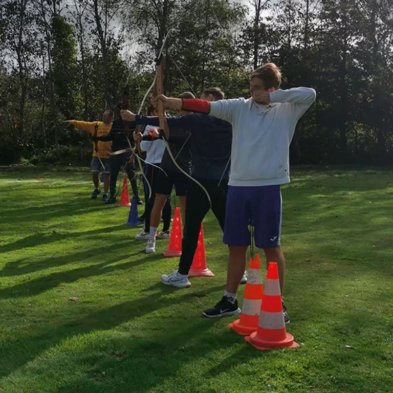 Personnes tirant à l'arc en plein air.