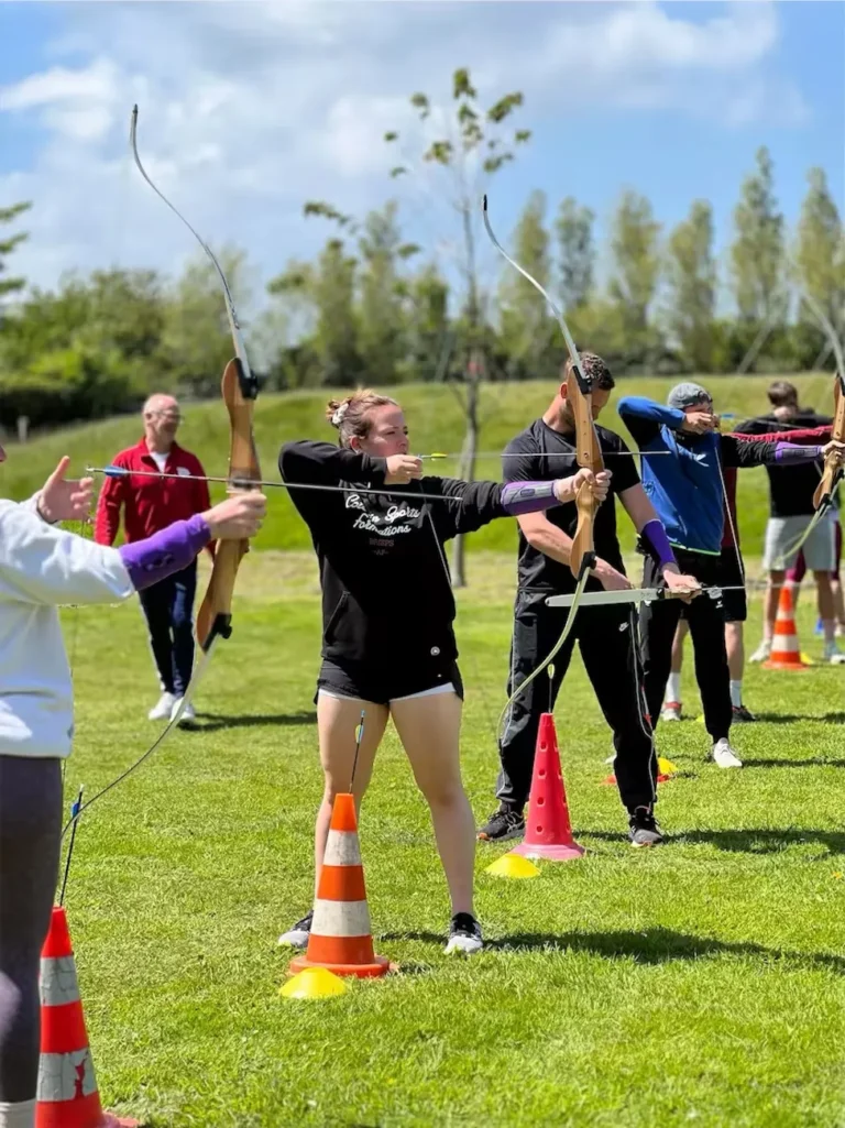 Des archers tirant à l'arc en plein air.